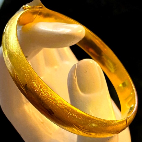 Vintage Estate 18K 750 Yellow Gold 11mm Wide Bangle Bracelet BEAUTIFUL! - Picture 4 of 16